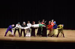 寸劇を披露する本部役員ら