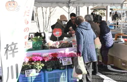 農産物を購入する来場者