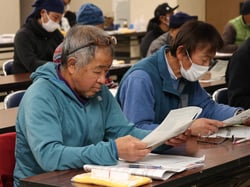 次年度の生産計画を確認する参加者