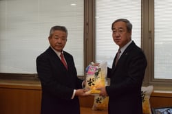 「伊那華の米」を贈呈する西村組合長（左）
