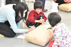 米袋にメッセージを記入する参加者ら