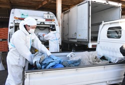 組合員が持参した廃プラスチックを回収する専門業者ら