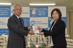 目録を手渡す眞島組合長（左）