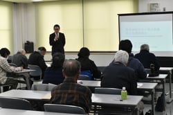 複式簿記などの説明をする高島昌俊所長代理