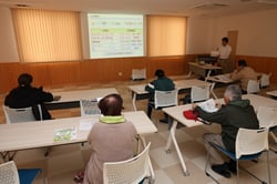 講習会に参加する部会員
