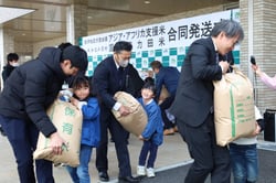 ＪＡ職員らと一緒に米をトラックに積み込む園児
