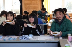 新米を味わう児童たち