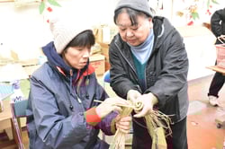 しめ縄の作り方を教える縄の会の部員