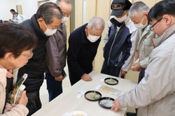 ＪＡが用意したサンプルを興味深く観察する参加者ら