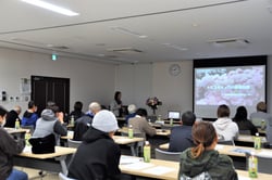 説明をする長野県農業農村支援センターの職員