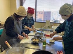 地元産リンゴの活用料理を楽しむ参加者