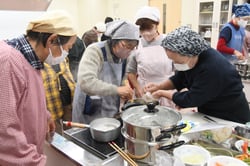 講師指導の下、調理する受講生