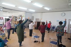 音楽に合わせ健康体操に励む参加者たち（安曇野市堀金）