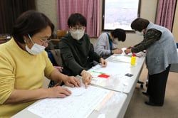 溝口さん（右）のアドバイスの下、助け合いながら作業する部員