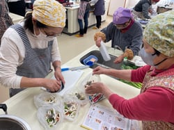 ラップクッキングに挑戦する参加者