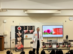小学校の授業で市田柿をＰＲした「市田柿はかせ」