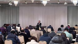 泉克明理事の説明を受ける部会員