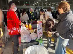 試食し、購入するお客様