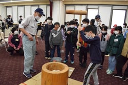 餅つきを体験する児童