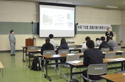 酪農事業について説明する大河原さん