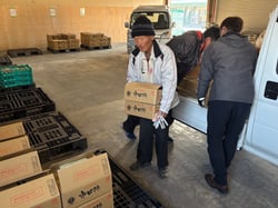 市田柿を集荷場に持ち込む生産者