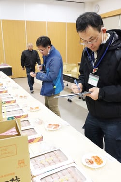 厳正に審査する審査員ら