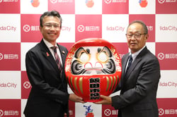佐藤市長に特製福だるまを贈呈する中村組合長
