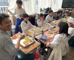有機米を給食で生産者と一緒に味わう児童ら（長野県飯田で）