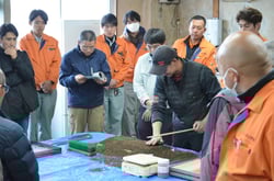 播種作業を実演する生産者