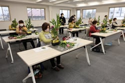 アレンジメントを楽しむ参加者