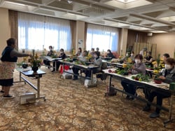 フラワーアレンジメントを楽しむ参加者