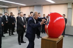 だるまに目入れをする宮澤清志組合長