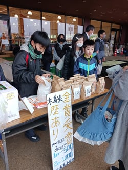 お米のPRを行う児童ら