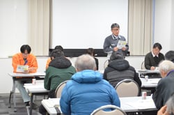 会議で説明をする加工会社の担当者