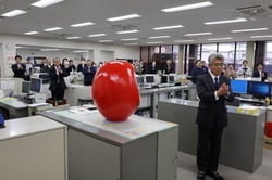 神棚に祈願する役職員