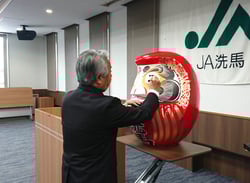 だるまに目を入れる北沢組合長