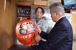 豊作を願ってだるまに目を入れる西村組合長