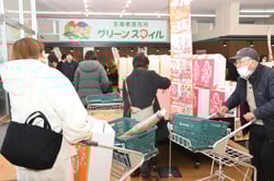 「福箱」を手に取る来店客