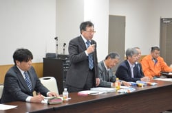 反省会で挨拶をする野澤専門部長
