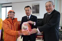 福だるまを受け取る組合員