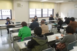 丸山営農指導員の説明に耳を傾ける参加者