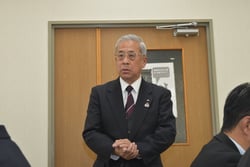 あいさつする眞島組合長