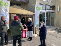 来店者に甘酒を振る舞う職員