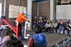 操作方法を学ぶ生産者ら