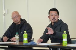 意見を述べる部員