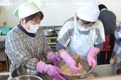 繭玉を作る同会のメンバー