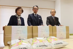 田上理事長（右）に寄贈品を渡す亀子組合長（中）と出口部長（左）