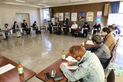 あいさつする小林常務