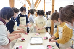 イチゴ大福を作る受講生ら