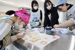 アイシングクッキーづくりを楽しむ参加者